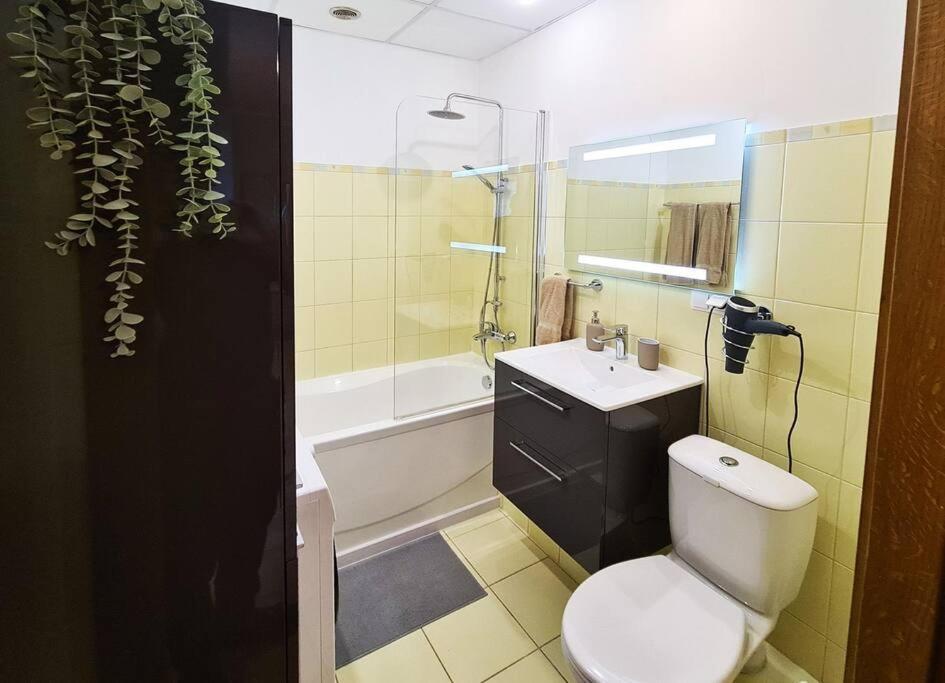 Stylish Apartment With Parking & Spacious Balcony Рига Екстер'єр фото