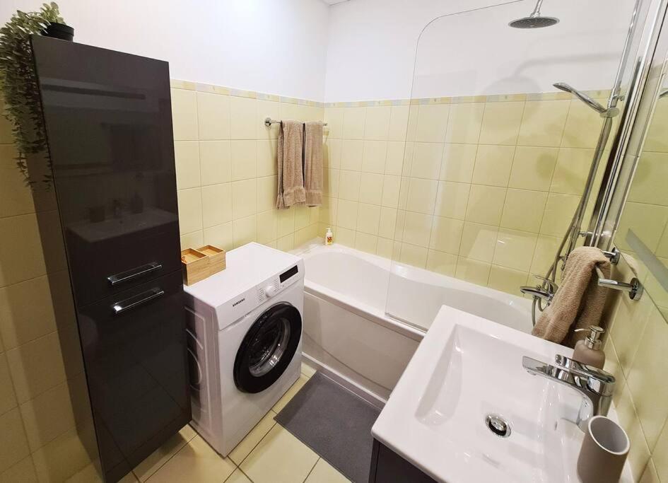 Stylish Apartment With Parking & Spacious Balcony Рига Екстер'єр фото